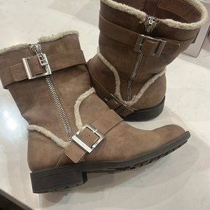 Women’s light tan fur soft winter boots size 5.5